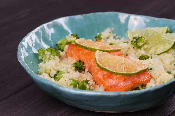 Salmone con Cous Cous, Broccoli e Lime — Foto Stock