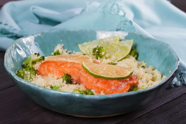 Salmão com Cous Cous, Brócolis e Limão — Fotografia de Stock