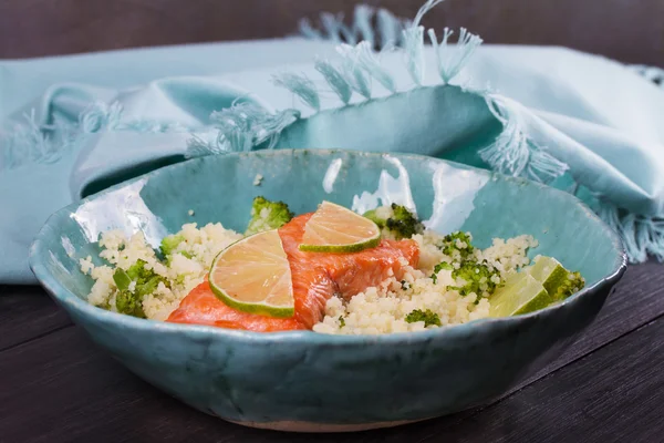 Salmón con Cous Cous, Brócoli y Lima —  Fotos de Stock