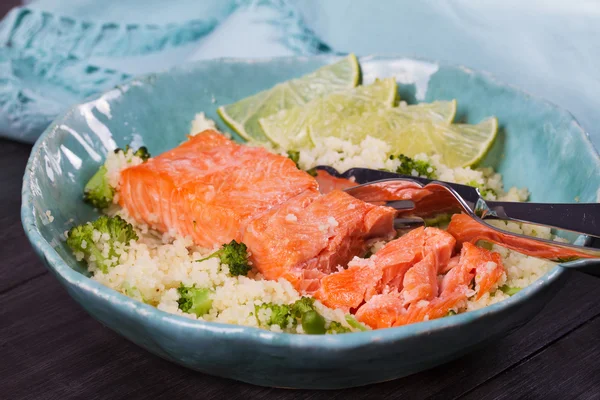 Salmão com Cous Cous, Brócolis e Limão — Fotografia de Stock