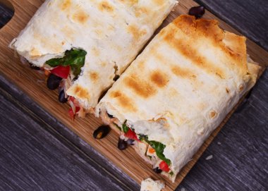 Tavuk, siyah fasulye, ıspanak ve domates burrito