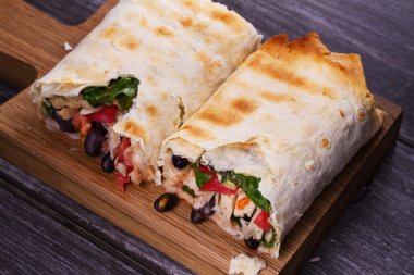 Tavuk, siyah fasulye, ıspanak ve domates burrito