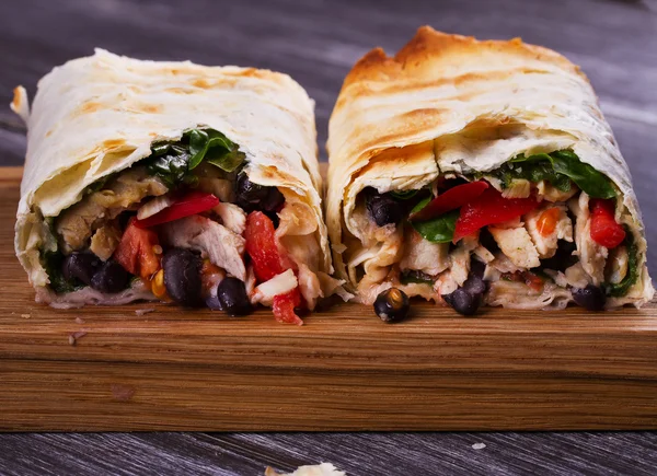 Tavuk, siyah fasulye, ıspanak ve domates burrito