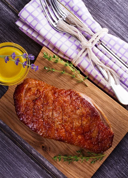 Eendenborst, lavendel honing en tijm, geserveerd op hakken bestuur — Stockfoto