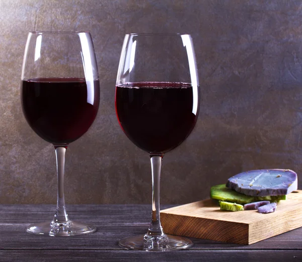 Glasses and bottle of  red  wine with lavender and pesto cheese — Stock Photo, Image