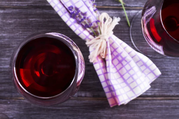 Bicchieri e bottiglia di vino rosso con lavanda e pesto — Foto Stock