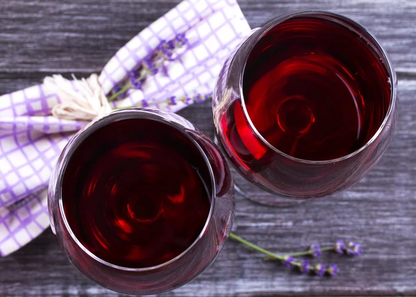 Bicchieri e bottiglia di vino rosso con lavanda e pesto — Foto Stock