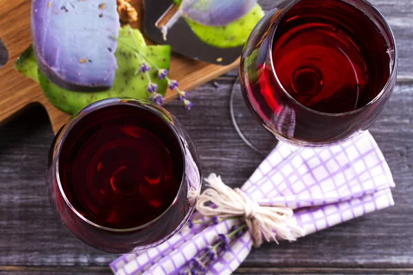 Gözlük ve lavanta ve pesto peynirli kırmızı şarap şişe — Stok fotoğraf