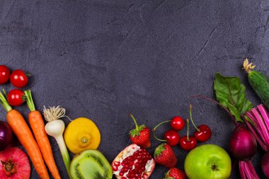 Havuç, kırmızı pancar, salatalık, limon, nar, kivi, elma, domates, kiraz, çilek, kırmızı soğan, fesleğen ve nane