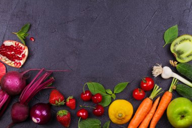 Havuç, kırmızı pancar, salatalık, limon, nar, kivi, elma, domates, kiraz, çilek, kırmızı soğan, fesleğen ve nane