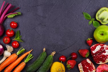 Havuç, kırmızı pancar, salatalık, limon, nar, kivi, elma, domates, kiraz, çilek, kırmızı soğan, fesleğen ve nane