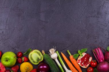 Havuç, kırmızı pancar, salatalık, limon, nar, kivi, elma, domates, kiraz, çilek, kırmızı soğan, fesleğen ve nane