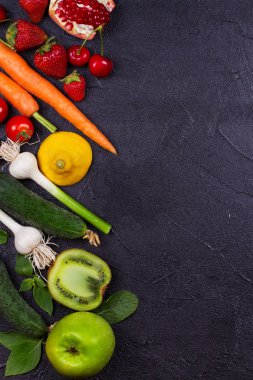 Havuç, kırmızı pancar, salatalık, limon, nar, kivi, elma, domates, kiraz, çilek, kırmızı soğan, fesleğen ve nane