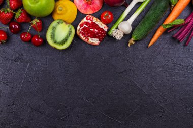 Havuç, kırmızı pancar, salatalık, limon, nar, kivi, elma, domates, kiraz, çilek, kırmızı soğan, fesleğen ve nane