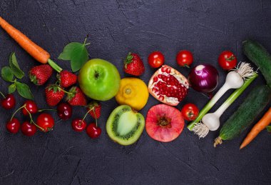 Havuç, kırmızı pancar, salatalık, limon, nar, kivi, elma, domates, kiraz, çilek, kırmızı soğan, fesleğen ve nane