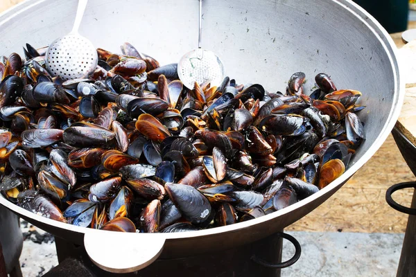 Mussels in big cauldron. Street food — Stock Photo, Image