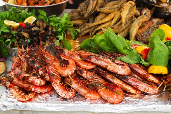 Izgara balık, karides, midye ve deniz ürünleri, limon ve fesleğen. Sokak gıda — Stok fotoğraf