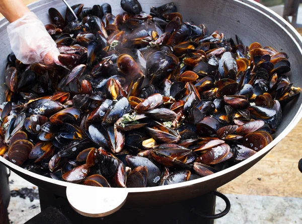 Mussels in big cauldron. Street food — Stock Photo, Image