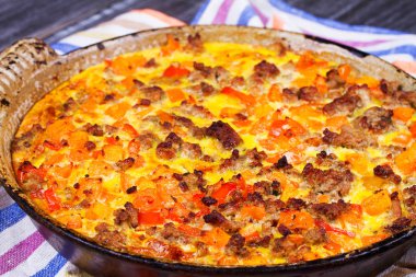 Balkabagi ve sosis frittata. Kabak, et, kırmızı biber ve yumurta güveç
