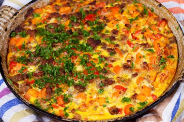 Balkabagi ve sosis frittata. Kabak, et, kırmızı biber ve yumurta güveç