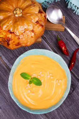 Balkabağı çorbası ve bütün kabak kase. Butternut squash Krem çorba