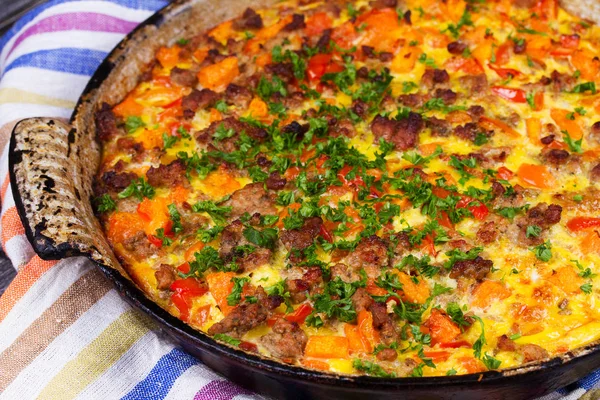 Calabaza de mantequilla y salchicha frittata. Calabaza, carne, pimiento rojo y cazuela de huevo — Foto de Stock