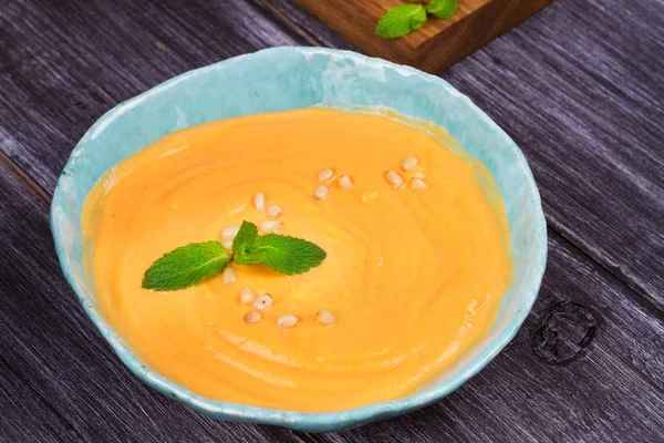 Bowl of pumpkin soup and  whole pumpkin. Butternut squash cream soup — Stock Photo, Image