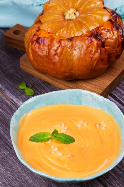 Balkabağı çorbası ve bütün kabak kase. Butternut squash Krem çorba — Stok fotoğraf