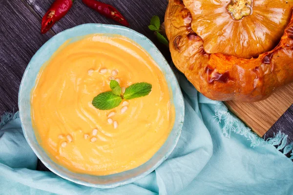 Balkabağı çorbası ve bütün kabak kase. Butternut squash Krem çorba — Stok fotoğraf