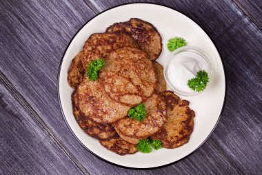 Ekşi krema ve maydanoz ile karaciğer köftesi. Karaciğer kek veya karaciğer börek