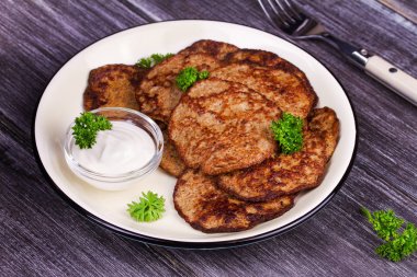 Ekşi krema ve maydanoz ile karaciğer köftesi. Karaciğer kek veya karaciğer börek