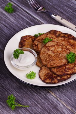 Ekşi krema ve maydanoz ile karaciğer köftesi. Karaciğer kek veya karaciğer börek
