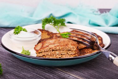 Ekşi krema ve maydanoz ile karaciğer köftesi. Karaciğer kek veya karaciğer börek