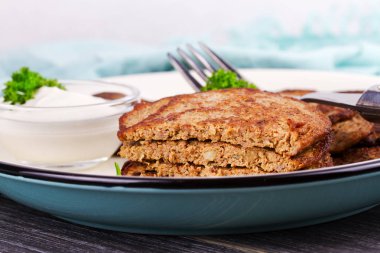 Ekşi krema ve maydanoz ile karaciğer köftesi. Karaciğer kek veya karaciğer börek