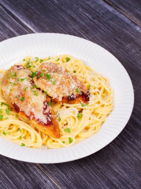 Tavuk parmesan ve makarna. Tavuk göğsü ve spagetti