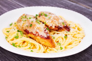 Tavuk parmesan ve makarna. Tavuk göğsü ve spagetti