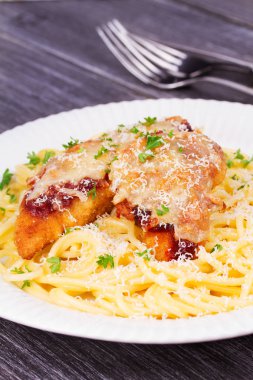 Tavuk parmesan ve makarna. Tavuk göğsü ve spagetti
