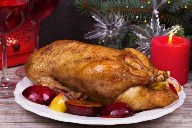 Erik ve elma, bardak kırmızı şarap ile şenlikli Noel ördek; Mumlar