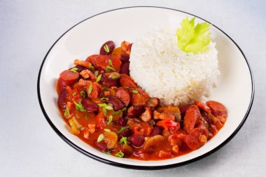 Sosis, Pancetta, kereviz sapı ve pirinç ile kırmızı fasulye