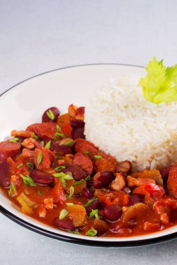 Sosis, Pancetta, kereviz sapı ve pirinç ile kırmızı fasulye