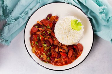 Sosis, Pancetta, kereviz sapı ve pirinç ile kırmızı fasulye