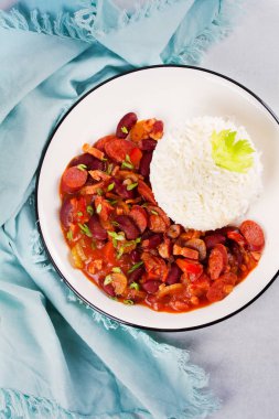 Sosis, Pancetta, kereviz sapı ve pirinç ile kırmızı fasulye