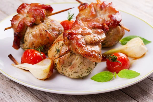 Vlees rolt op scewers met cherry tomaten en knoflook — Stockfoto