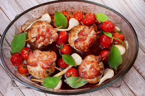 Rollos de carne en pinchos con tomates cherry y ajo —  Fotos de Stock