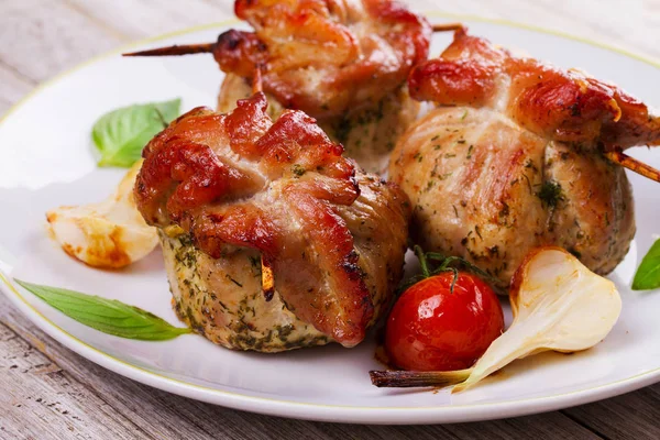 Vlees rolt op scewers met cherry tomaten en knoflook — Stockfoto