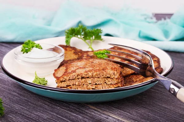 Ekşi krema ve maydanoz ile karaciğer köftesi. Karaciğer kek veya karaciğer börek