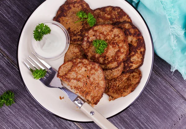 Ekşi krema ve maydanoz ile karaciğer köftesi. Karaciğer kek veya karaciğer börek