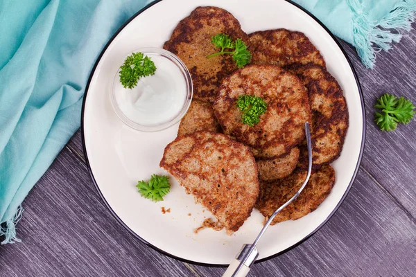 Ekşi krema ve maydanoz ile karaciğer köftesi. Karaciğer kek veya karaciğer börek