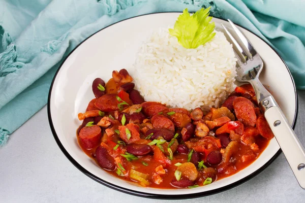 Sosis, Pancetta, kereviz sapı ve pirinç ile kırmızı fasulye — Stok fotoğraf