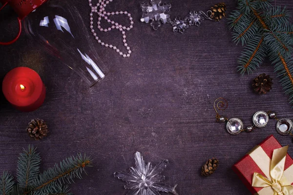 Tavola di servizio di Natale - piatto, vetro, lampada, candela, pigne, confezione regalo — Foto Stock